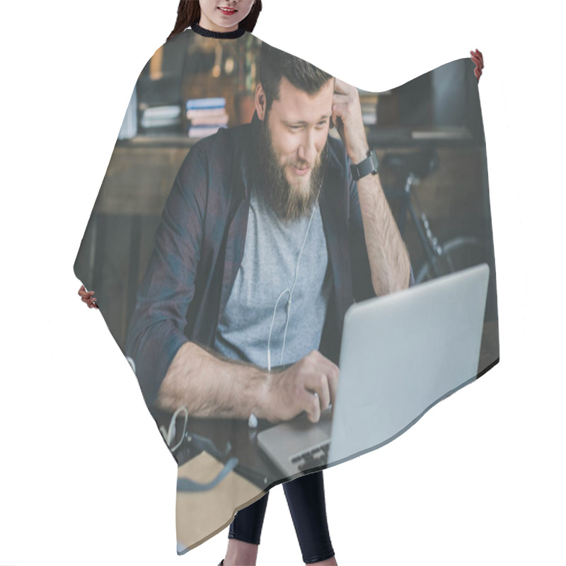 Personality  Businessman Typing On Laptop Hair Cutting Cape