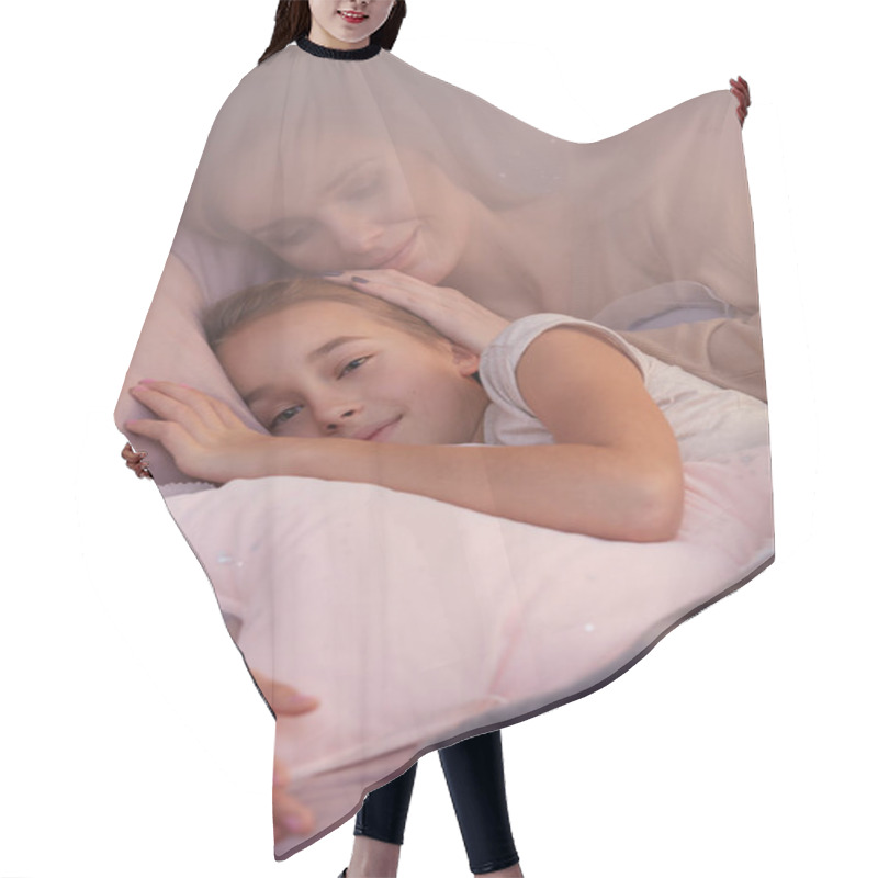 Personality  Girl Sleeping With Mother Hair Cutting Cape