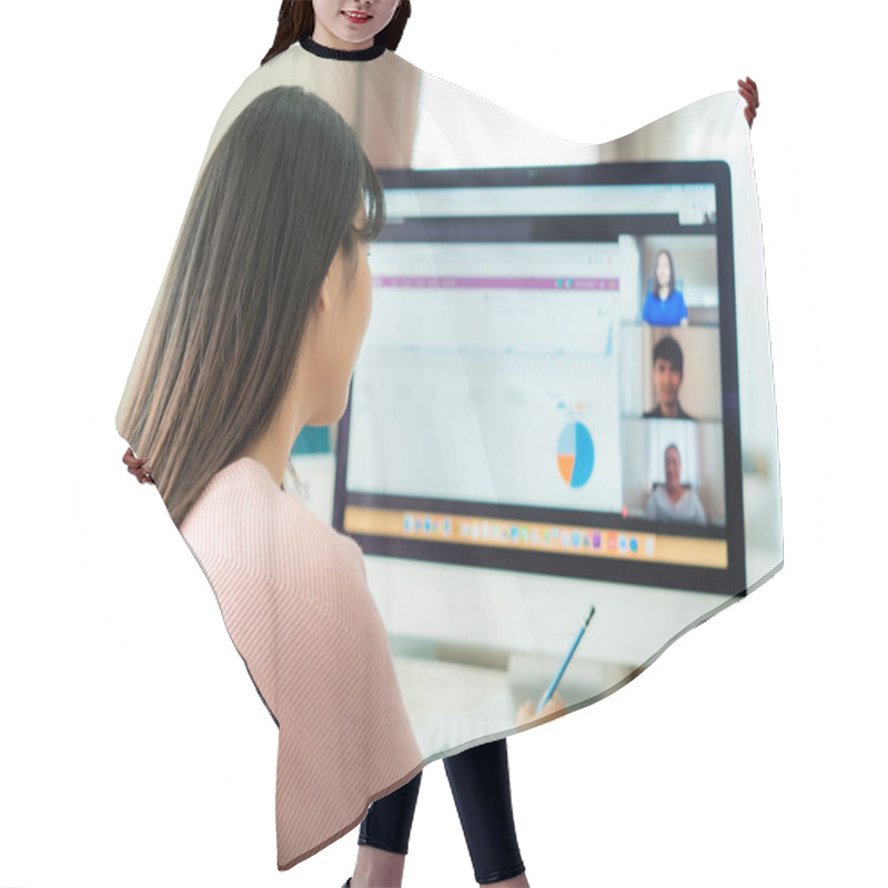 Personality  Back View Of Asian Business Woman Talking To Her Colleagues About Plan In Video Conference. Multiethnic Business Team Using Computer For A Online Meeting In Video Call. Group Of People Smart Working From Home Hair Cutting Cape