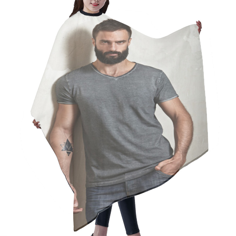 Personality  Bearded Man Wearing Grey T-shirt Hair Cutting Cape