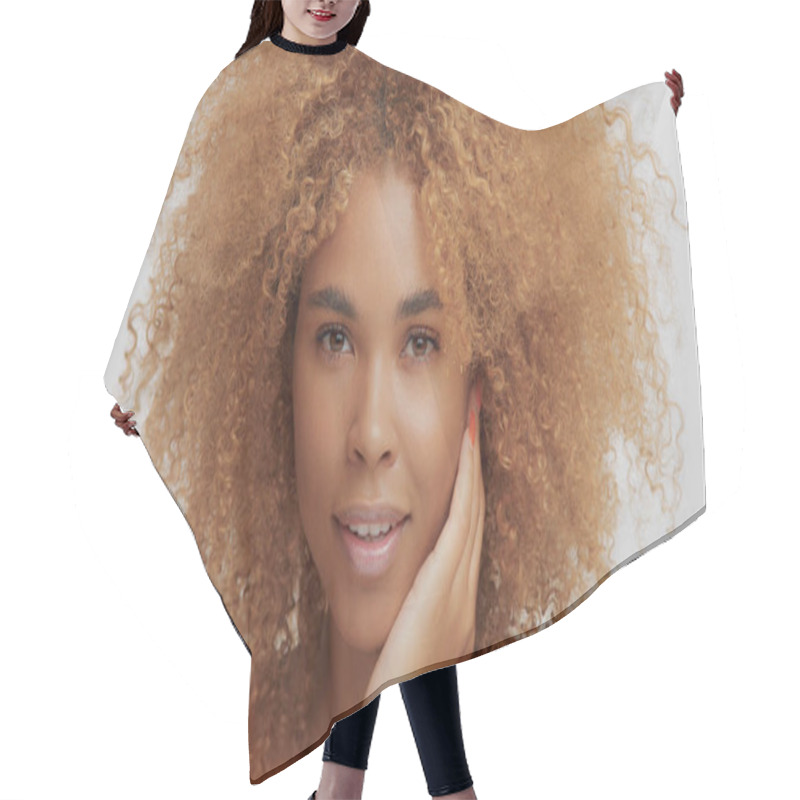 Personality  Mixed Race Black Blonde Model With Curly Hair Hair Cutting Cape