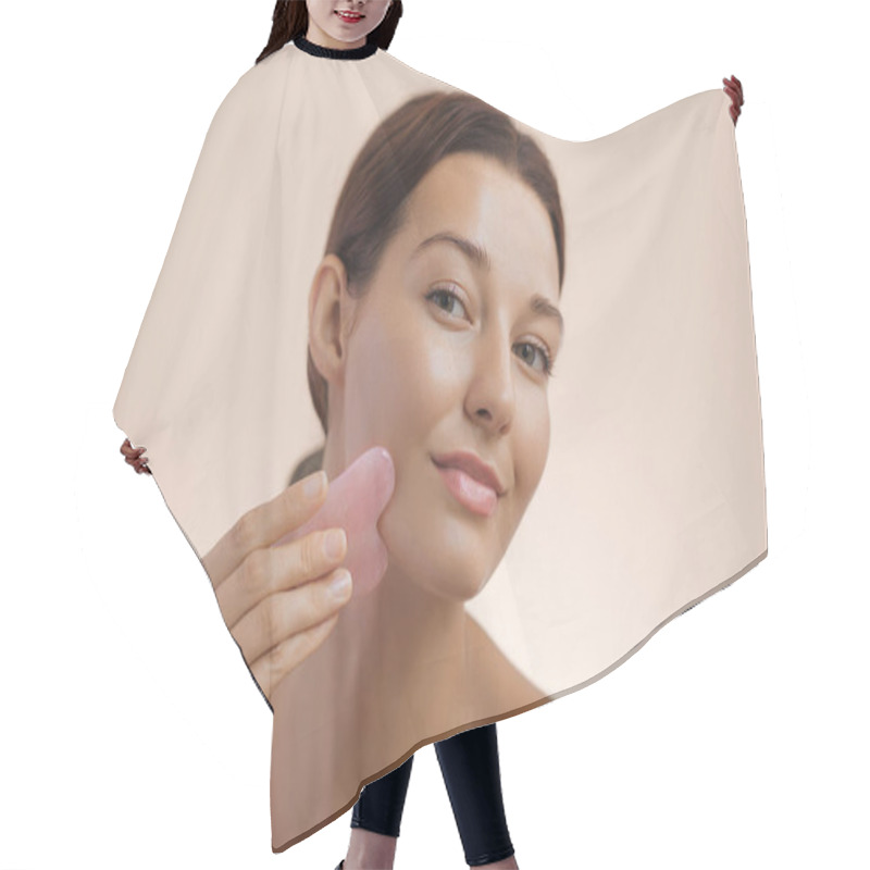 Personality  Close-up Of A Young Caucasian Woman With Glowing Skin Using A Pink Gua Sha Stone On Her Face, Promoting Natural Beauty And Self-care. Ideal For Skincare, Spa, And Wellness Concepts. Hair Cutting Cape