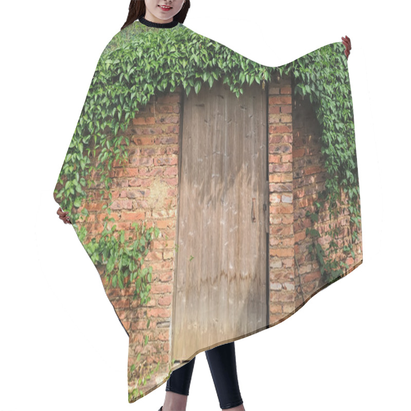 Personality  Door And A Wall Covered With Ivy Hair Cutting Cape