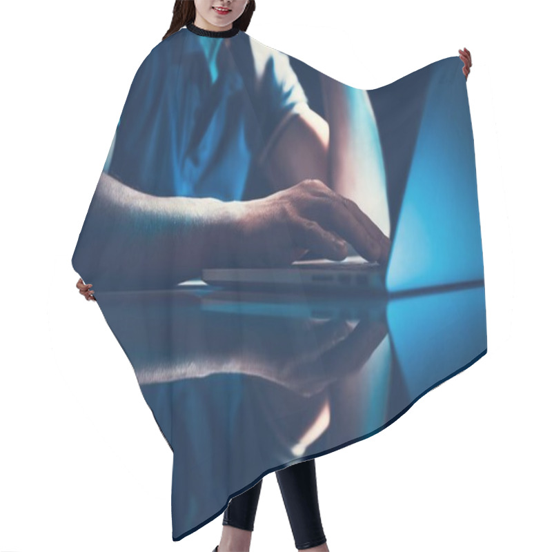 Personality  Entrepreneur Working At Night Hair Cutting Cape