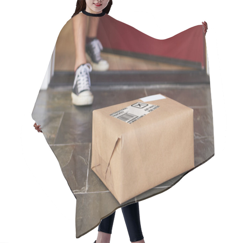 Personality  Man Collecting Parcel Delivery  Hair Cutting Cape