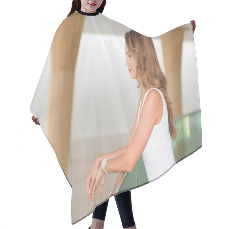 Personality  Modern Business Woman Portrait In The Bussiness Center Hair Cutting Cape