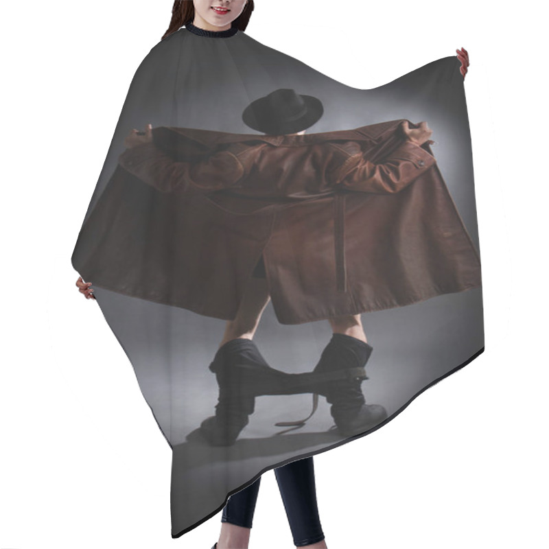 Personality  Exhibitionist Stands Back Hair Cutting Cape