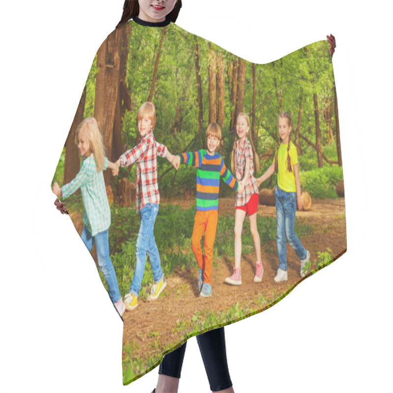 Personality  Kids Walking In Forest Holding Hands Hair Cutting Cape