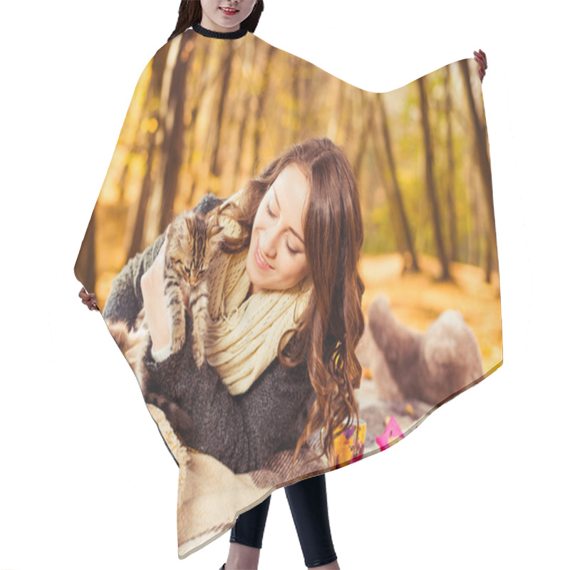 Personality  Pretty Woman With Cats Hair Cutting Cape