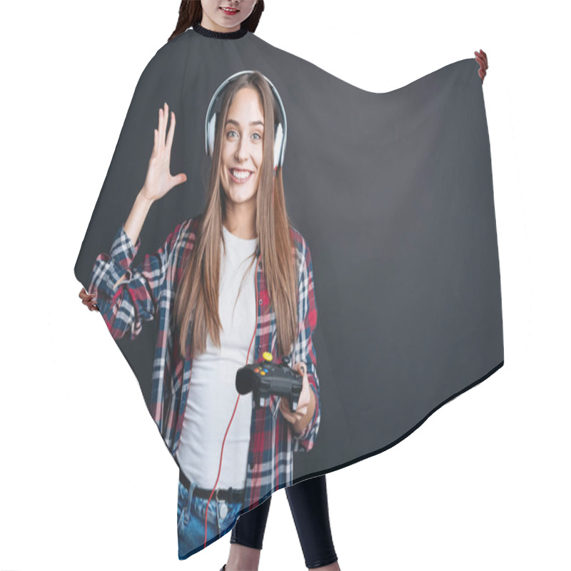 Personality  Cheerful Young Woman Playing Video Games Hair Cutting Cape