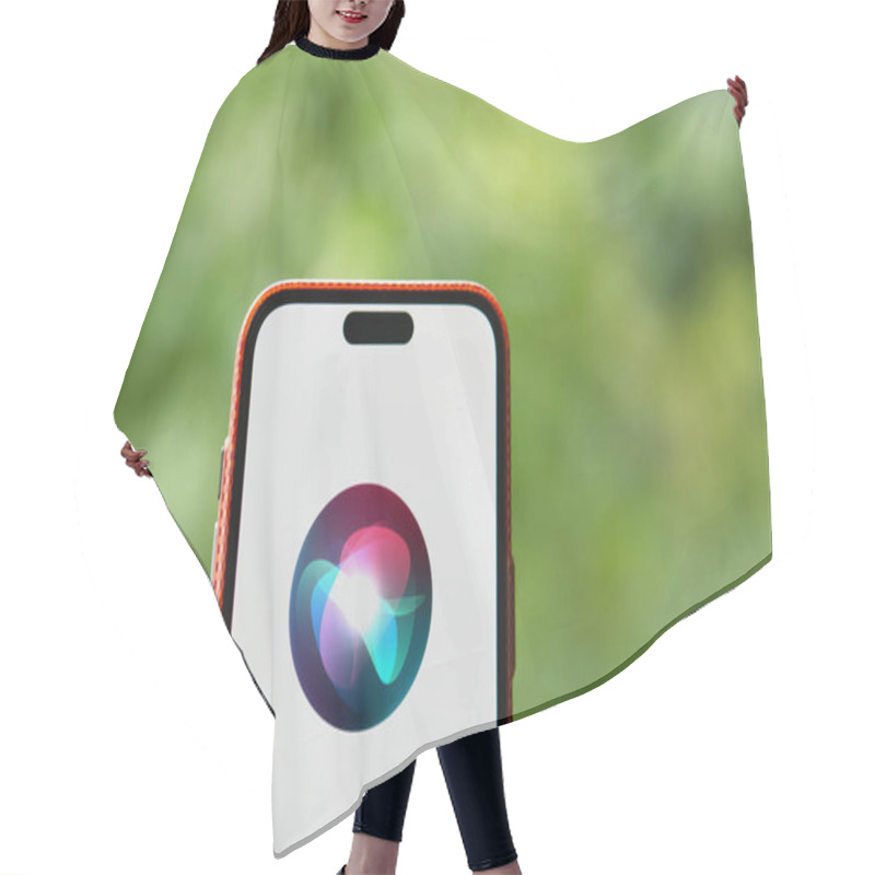 Personality  01 Jun 2024: Apple Siri Logo Is Displayed On Smartphone. Hair Cutting Cape