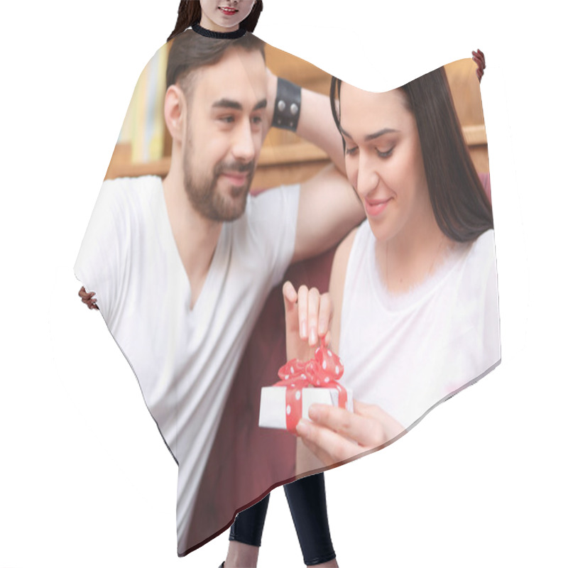 Personality  Man Giving His Girlfriend A Gift Box Hair Cutting Cape