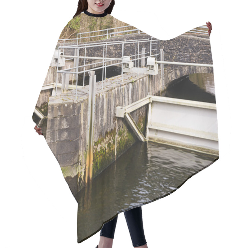 Personality  Sluice Gate Hair Cutting Cape