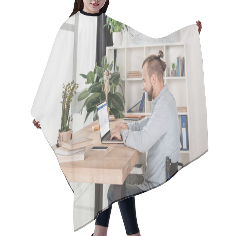 Personality  Disabled Man Using Laptop Hair Cutting Cape