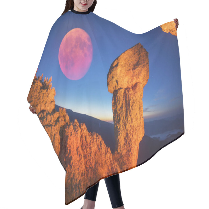 Personality  Picturesque Ancient Rock Hair Cutting Cape