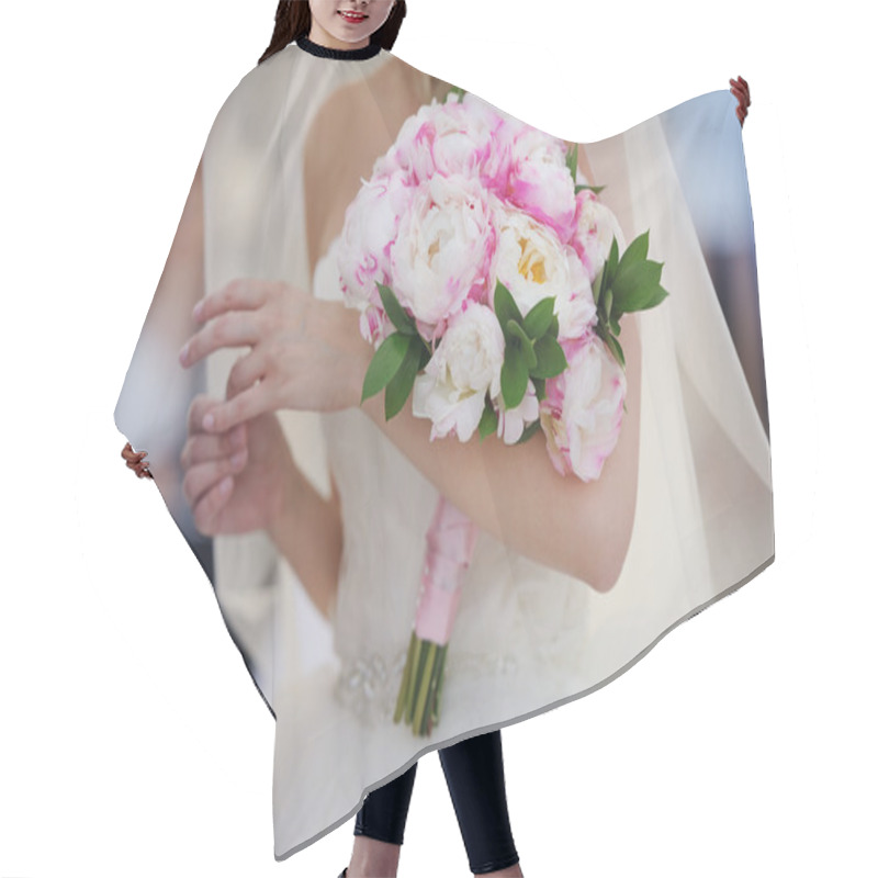 Personality  Bride With Her Peonies Bouquet Hair Cutting Cape