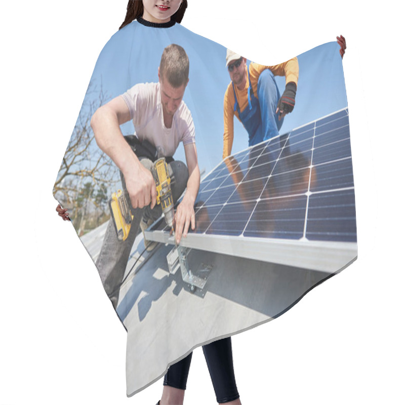 Personality  Male Engineers Installing Solar Photovoltaic Panel System Using Screwdriver Hair Cutting Cape