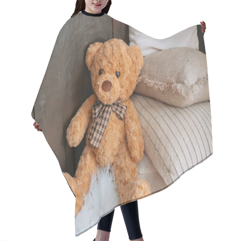 Personality  A Charming Teddy Bear With A Brown Coat And A Checkered Bow Sits Amidst Soft Pillows. The Background Features A Warm, Rustic Setting, Perfect For Creating A Cozy Atmosphere. Hair Cutting Cape