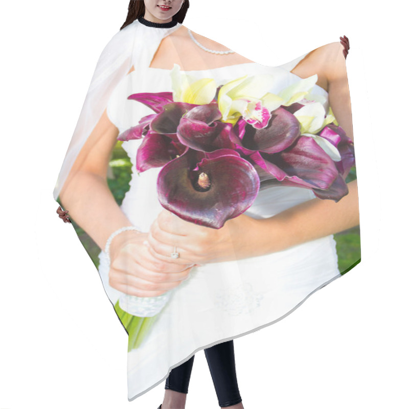 Personality  Bride Holding Bouquet Hair Cutting Cape