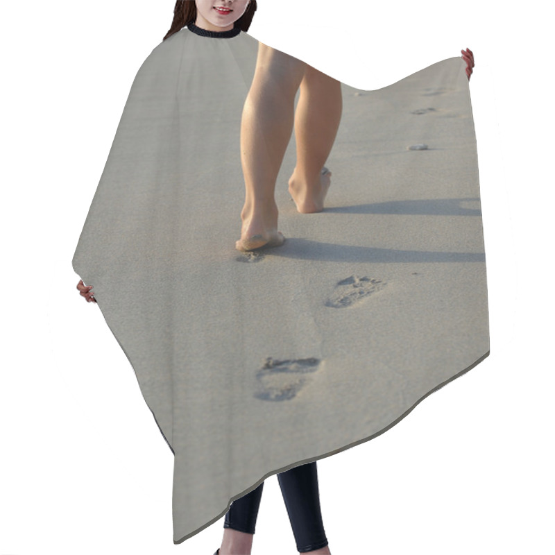 Personality  Girl Walks Along The Beach Hair Cutting Cape