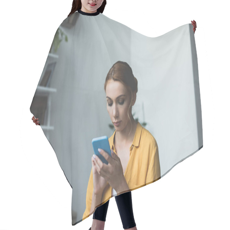 Personality  Young Woman Using Smartphone Hair Cutting Cape