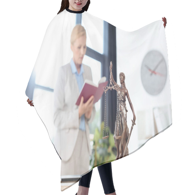 Personality  Female Lawyer Reading Book Hair Cutting Cape