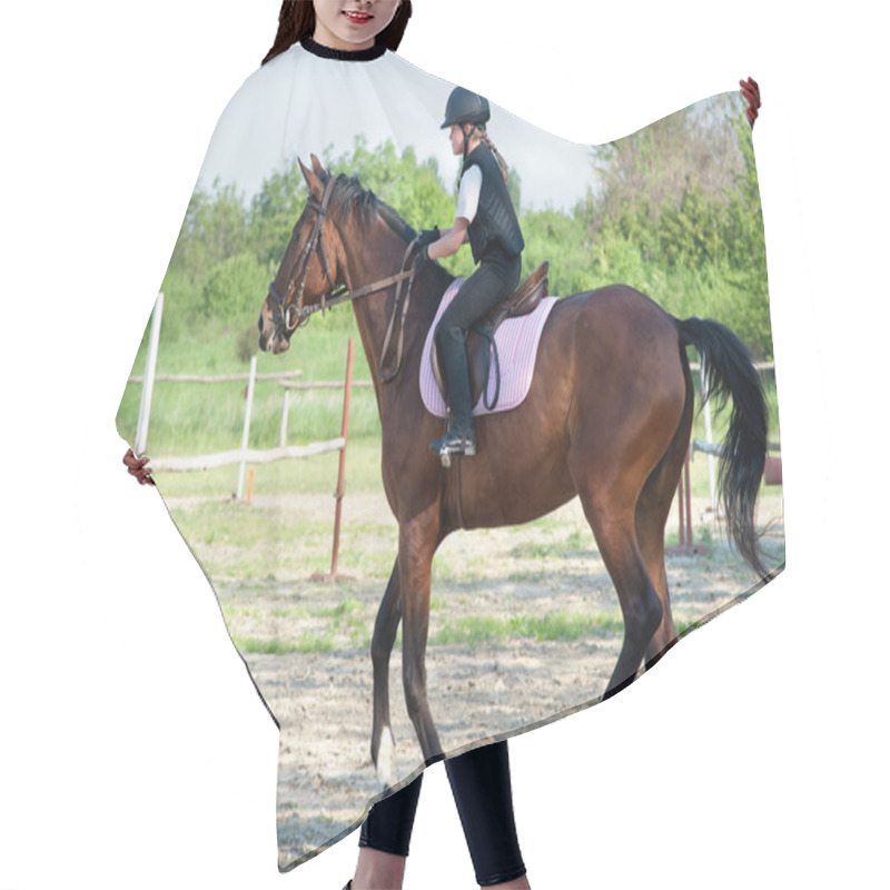 Personality  Girl Riding A Horse Hair Cutting Cape