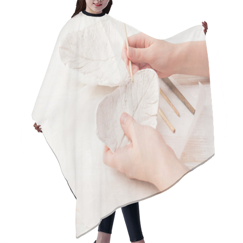 Personality  Improving The Plaster Form Of The Sheet By Hand Hair Cutting Cape