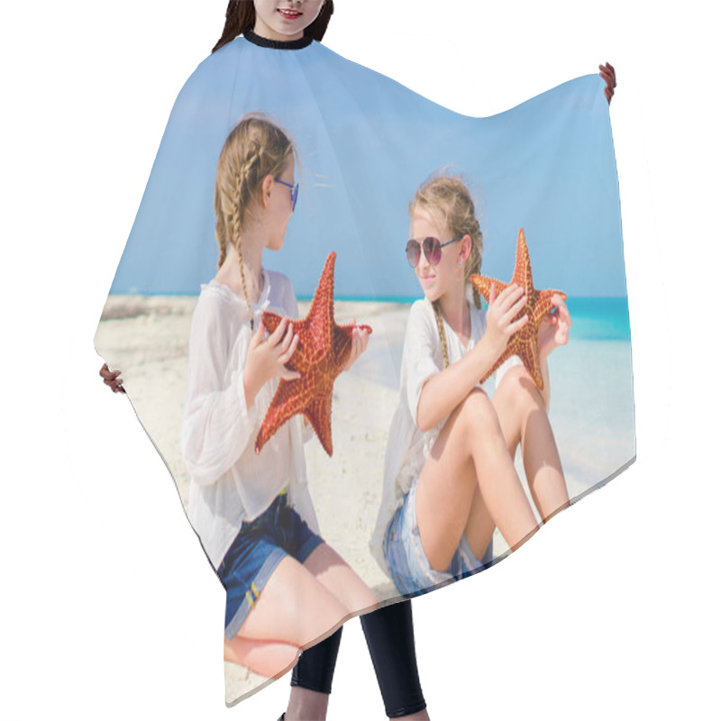 Personality  Adorable Little Girls With Starfishes On White Empty Beach Hair Cutting Cape