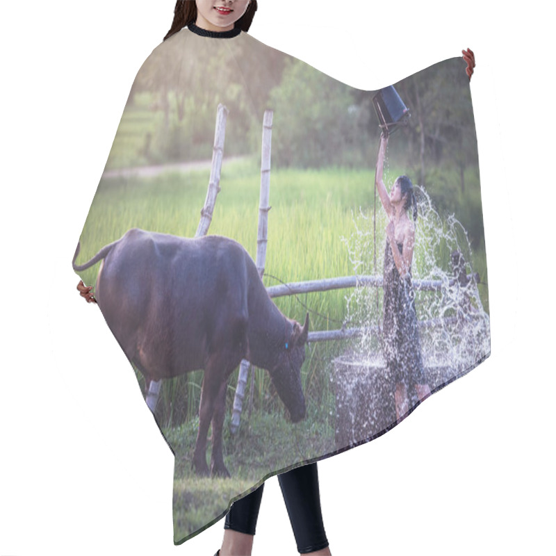 Personality  Woman Outdoor Bathing, Thailand Countryside Hair Cutting Cape