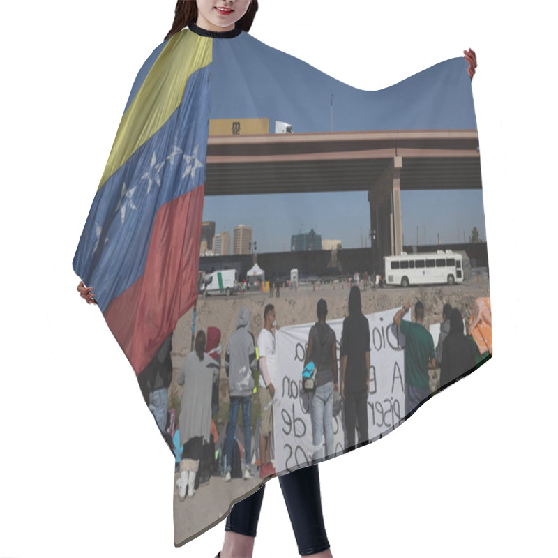 Personality  Juarez, Mexico, 10-24-2022: Venezuelan Migrants Protest At The Border To Request The Termination Of Title 42, A Law That Allows Migrants To Be Expelled Immediately Hair Cutting Cape