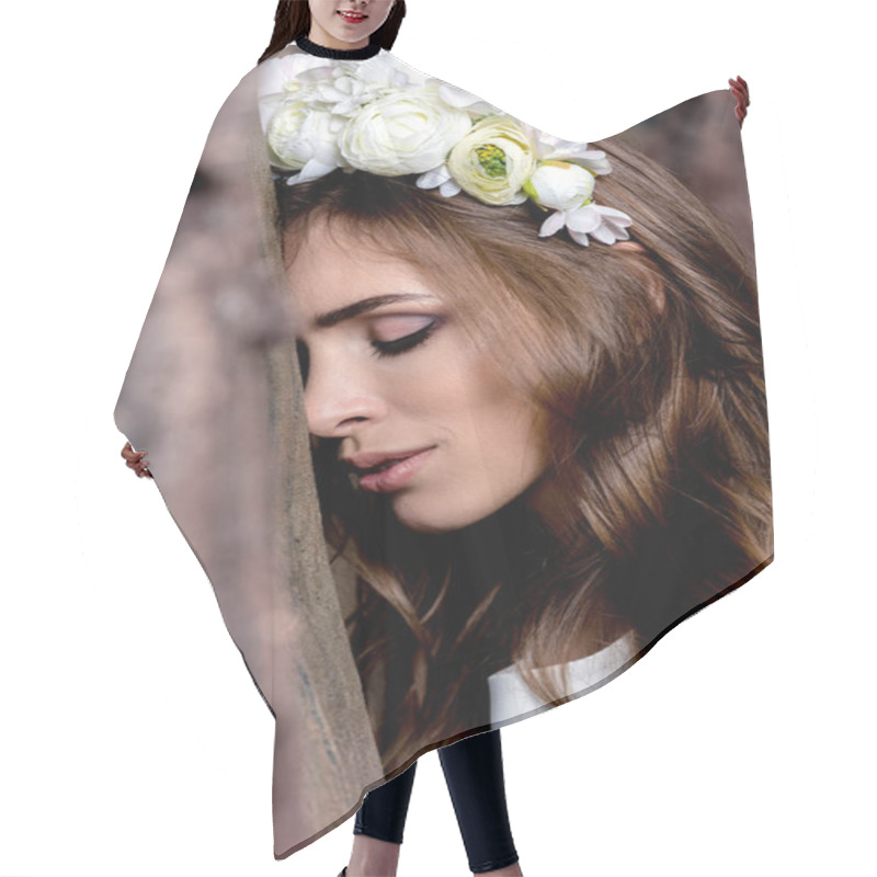 Personality  Tender Bride In Flower Wreath Hair Cutting Cape