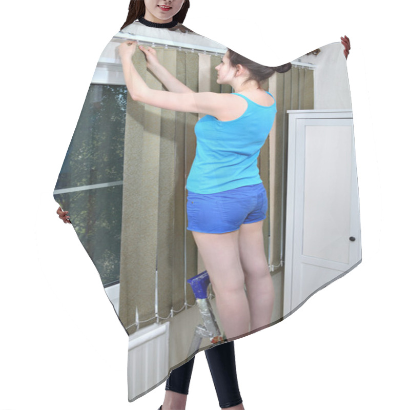 Personality  Girl Installs Dense Fabric Vertical Blinds, Click Into Place Slats Hair Cutting Cape