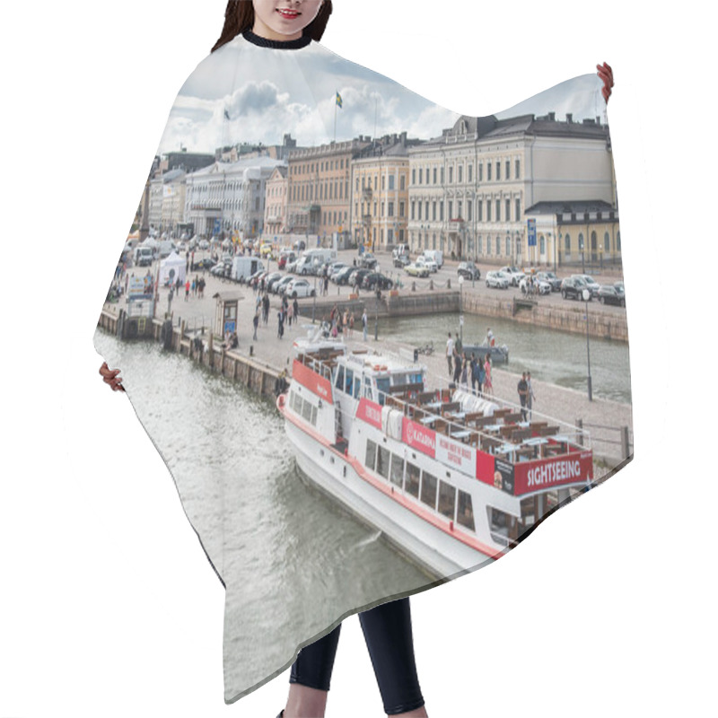 Personality  Helsinki, Finland, July 18 2024: Tourists Boarding A Sightseeing Boat In Helsinki, With The Market Square And Presidential Palace In The Background Hair Cutting Cape