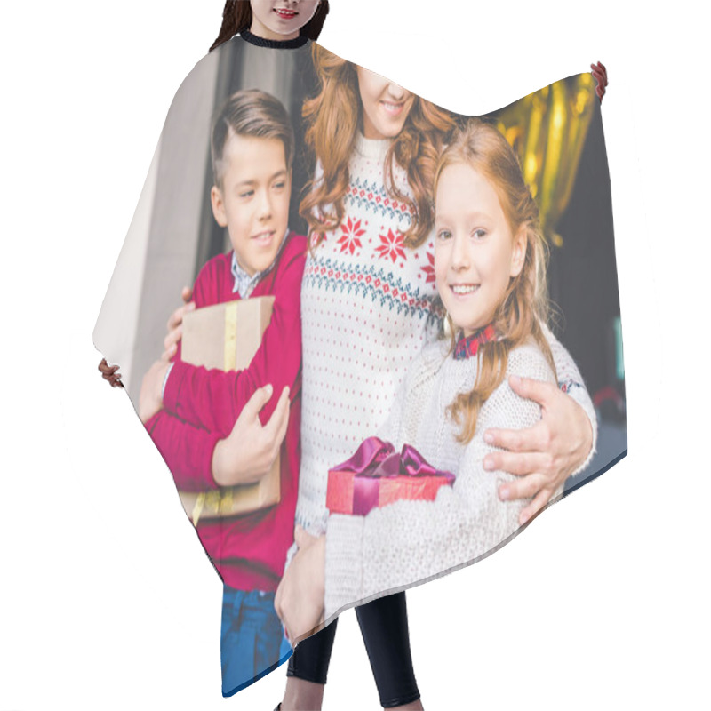 Personality  Mother Embracing Kids With Christmas Gifts Hair Cutting Cape