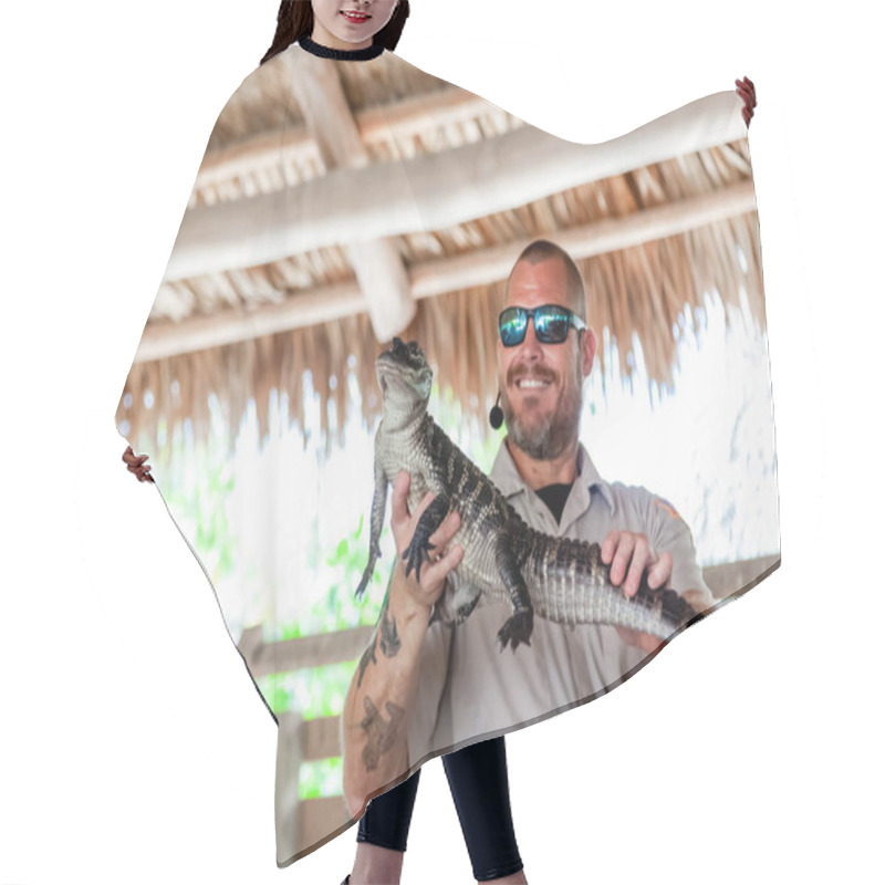 Personality  USA, Florida, Everglades Gator Park - JUNE 06,2019. Staff In Gator Breeding Facility Introducing Gators Alligators And Crocodiles In National Park. Educational Nature Florida Excursion  Hair Cutting Cape