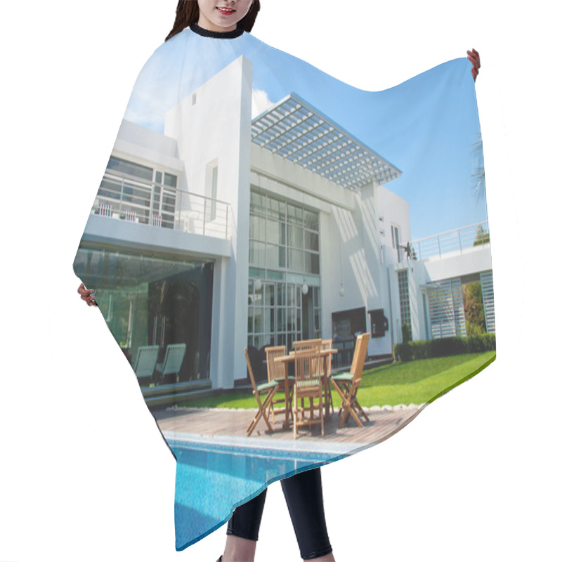 Personality  Luxury Home With A Garden Hair Cutting Cape