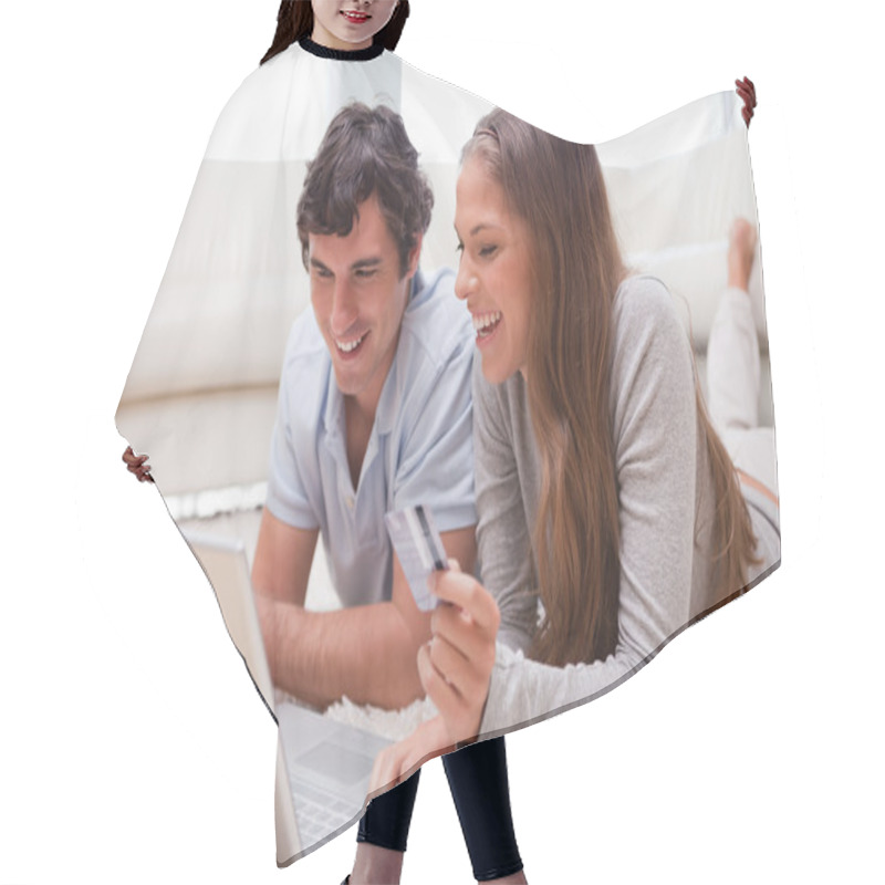 Personality  Couple Lying On The Floor With Laptop Booking Holidays Hair Cutting Cape