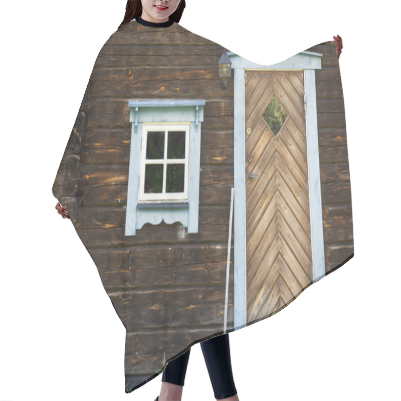 Personality  Facade Of Log Cabin Hair Cutting Cape