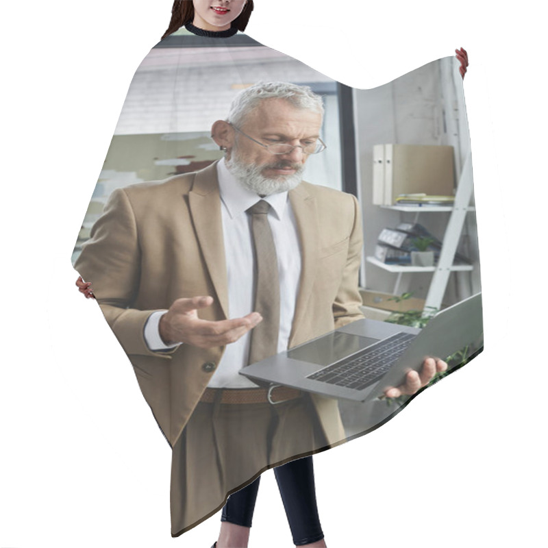 Personality  A Middle-aged Man With A Beard, Wearing A Suit, Teaches Online Through A Laptop In A Bright, Modern Office. Hair Cutting Cape