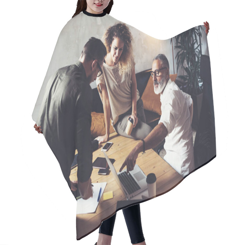 Personality  Team Of Coworkers Making Great Work Discussion In Modern Office.Business Teamwork Concept.Bearded Man Talking With Creative Director And Account Manager.Horizontal, Blurred Background. Hair Cutting Cape