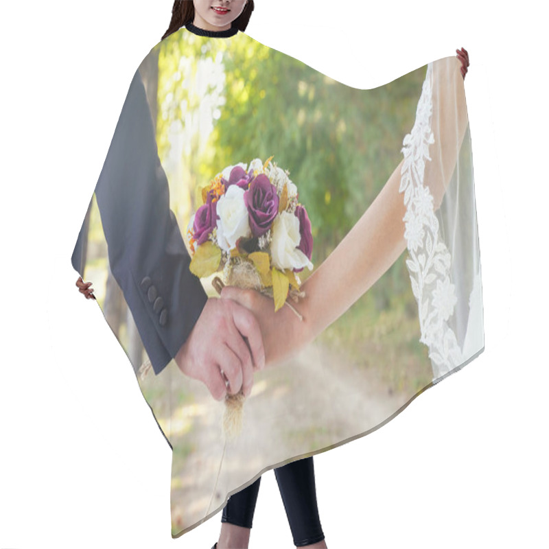 Personality  Bride And Groom Holding Bridal Bouquet Hair Cutting Cape