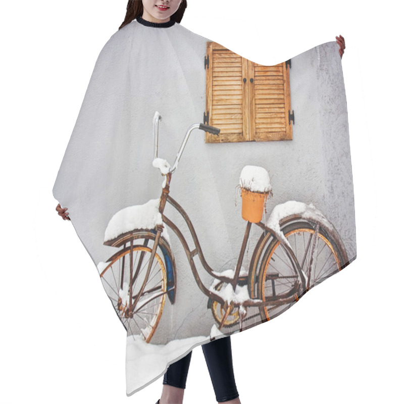 Personality  Old Bicycle With A Plant On It In The Winter Hair Cutting Cape