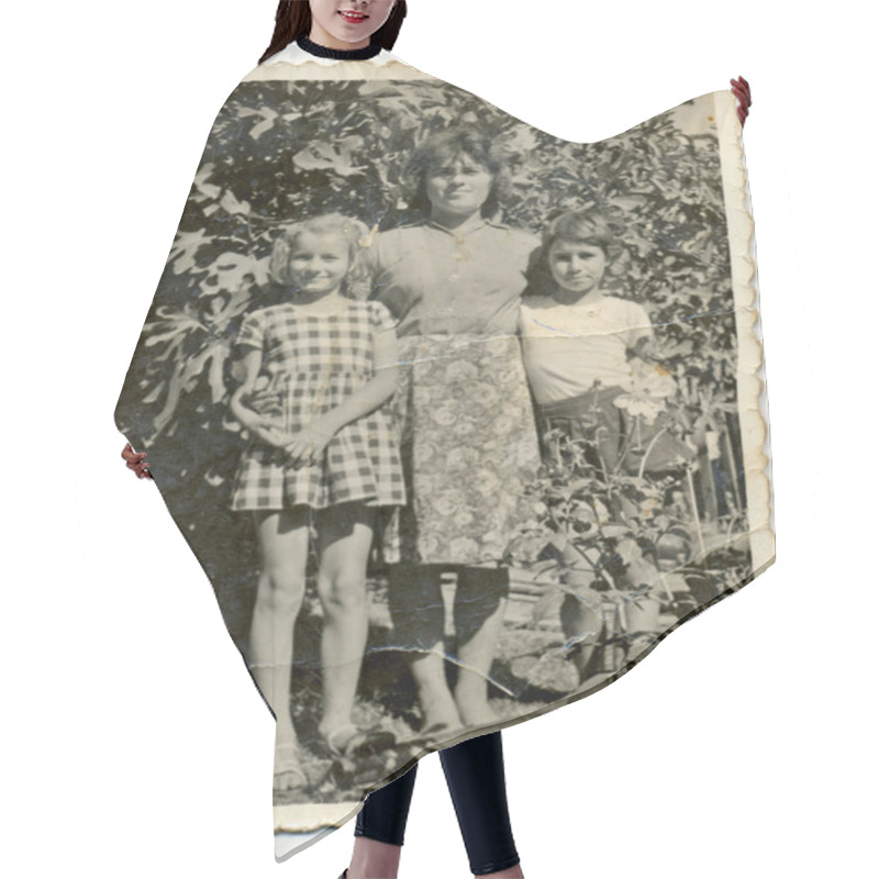 Personality  Woman And Two Unidentified Children Hair Cutting Cape