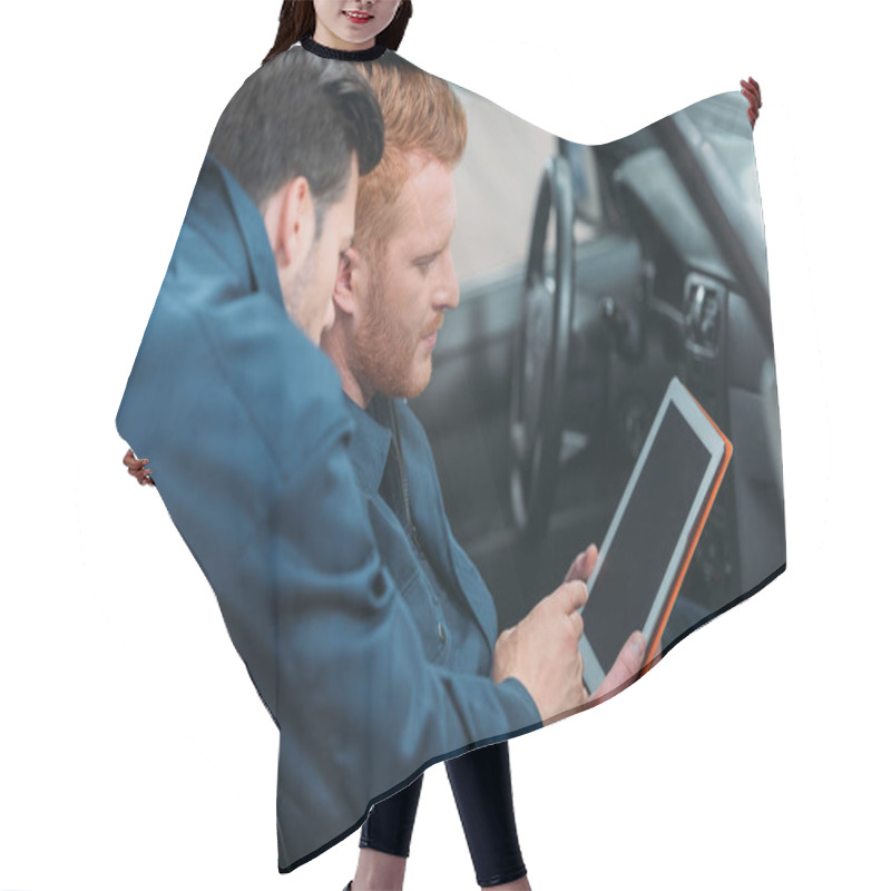 Personality  Car Mechanics Using Digital Tablet Hair Cutting Cape