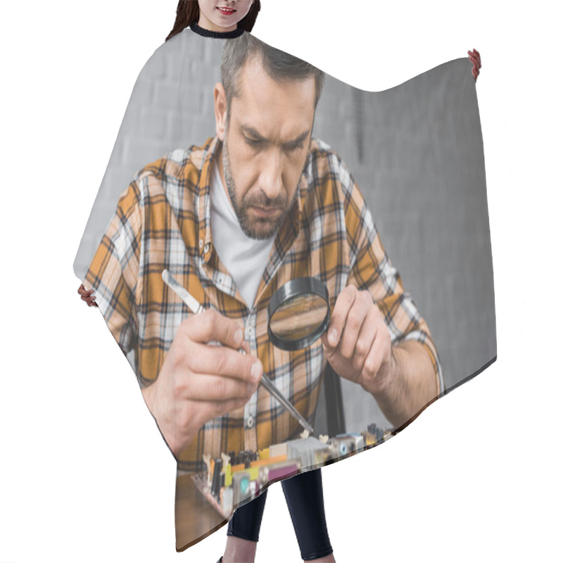 Personality  Close-up Portrait Of Concentrated Electronics Engineer With Tweezers And Magnifying Glass Repairing Motherboard Hair Cutting Cape