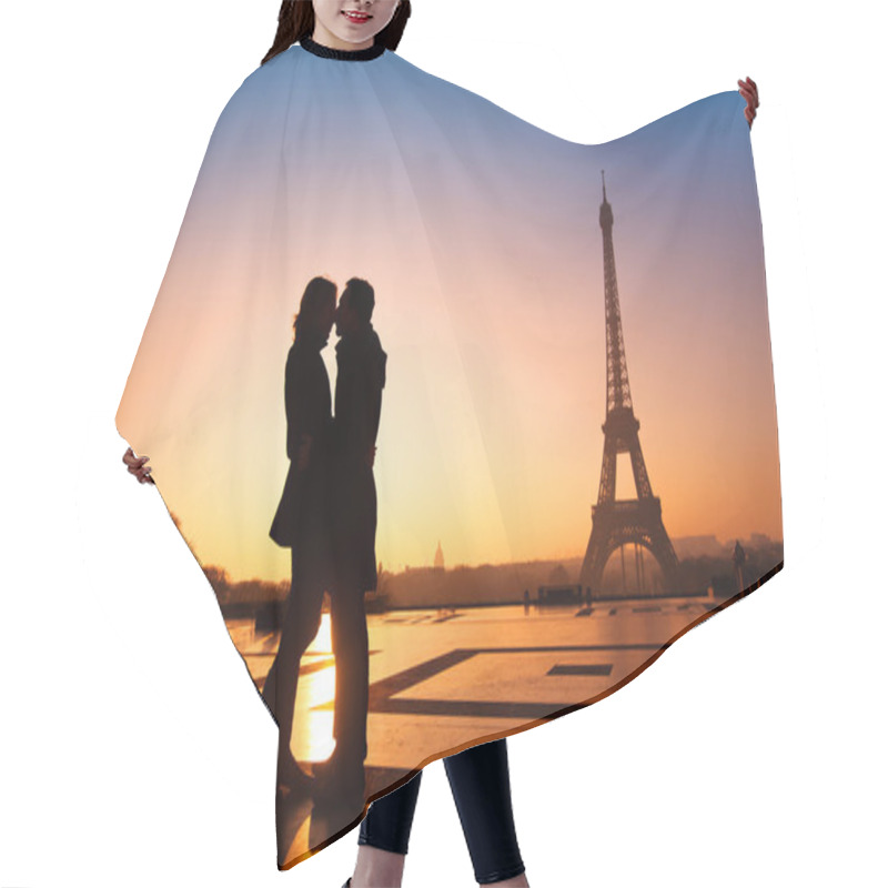 Personality  Couple Kissing On Eiffel Tower Background Hair Cutting Cape