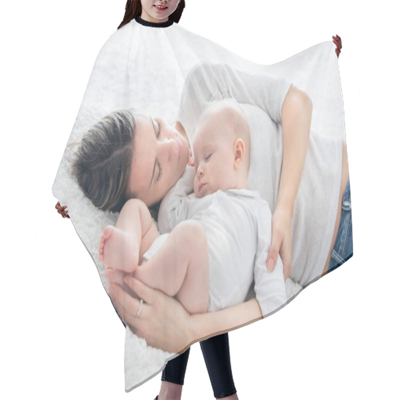 Personality  Mother And Her Baby Son, Sleeping On A Big Bed, Soft Back Light Hair Cutting Cape