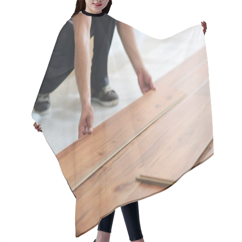 Personality  Man Installing Laminate Floor Hair Cutting Cape