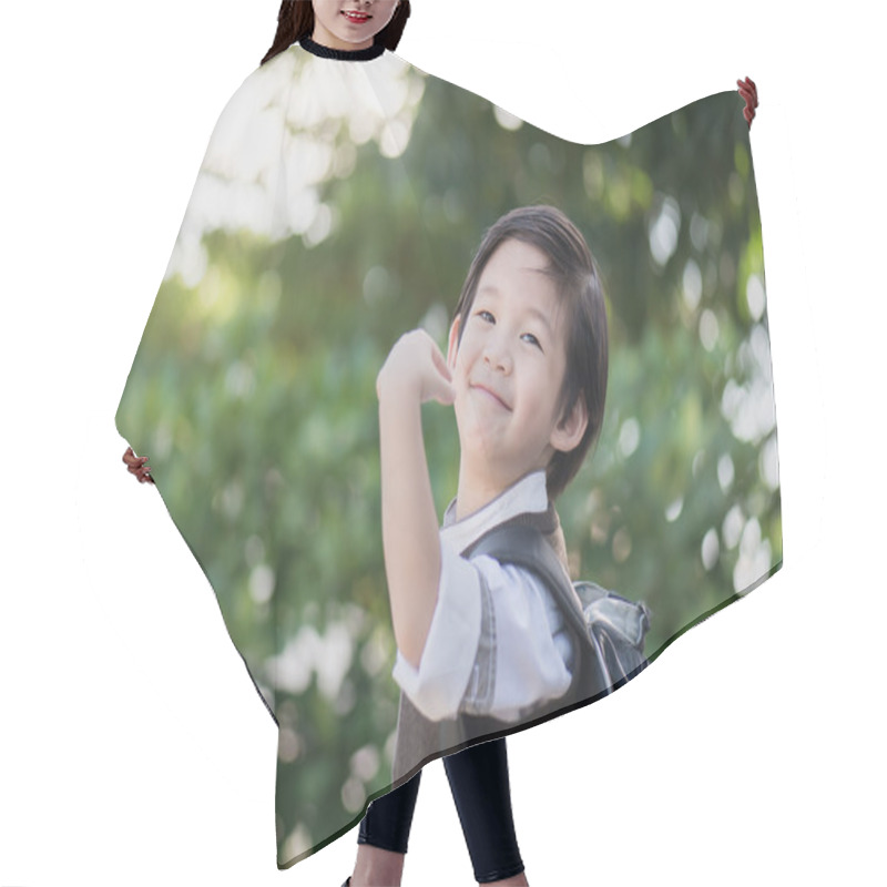 Personality  Asian Student With Backpack Hair Cutting Cape